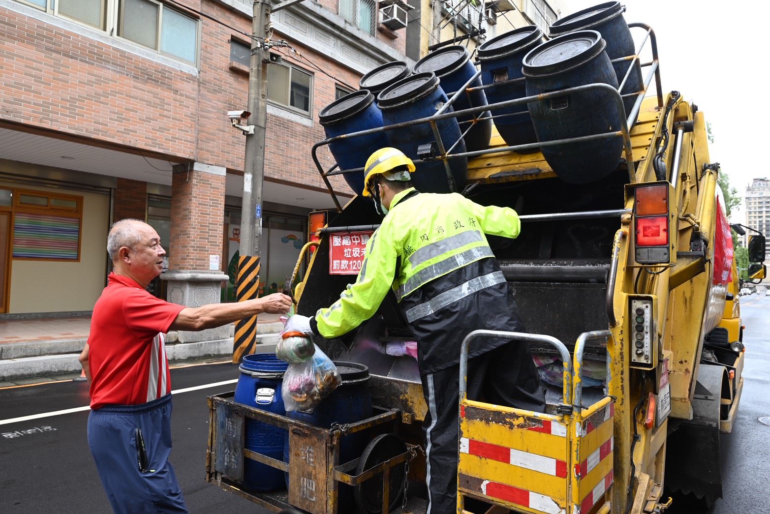 連假垃圾不囤積　桃園市垃圾照常收運不打烊 (3).jpg